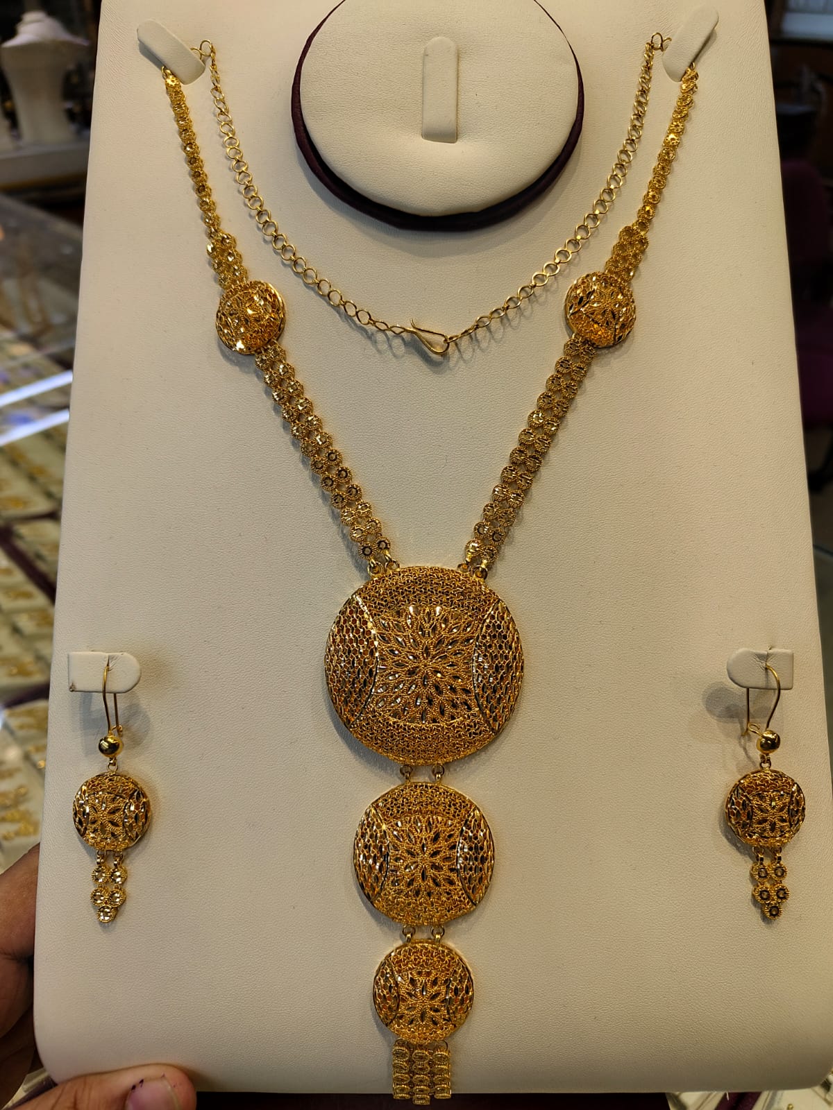 Traditional Gold Necklace Set with Earrings – Round Filigree Design